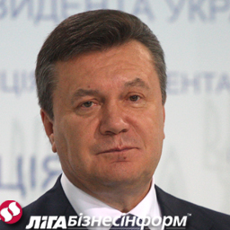 Янукович пообещал повысить авторитет учителей