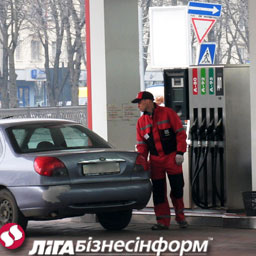Азаров объяснил, почему дорожает бензин