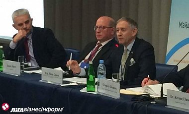 Джеймс Шерр (в центре) на конференции "Милитаризация оккупированного Крыма как угроза международной безопасности"