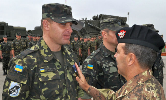 Украинцы участвовали в операциях по поддержанию мира под руководством НАТО и работали бок о бок с коллегами из НАТО, проведя первое развертывание в Боснии и Герцеговине в 1996 году, в Косово в 1999 году и в Афганистане в 2007 году.