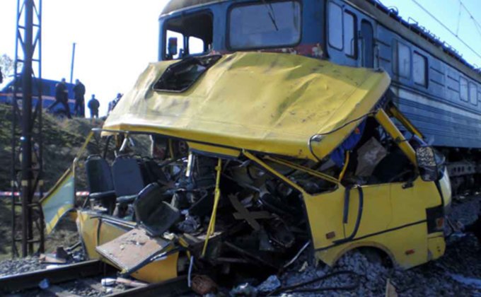 Локомотив в Марганце сбил автобус с людьми