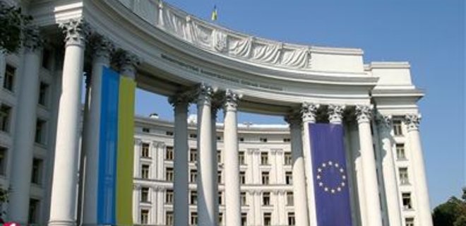 Европарламент требует от Украины уважения - Фото