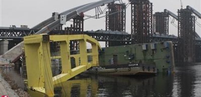 В Киеве упал самый большой в Украине плавучий кран - Фото