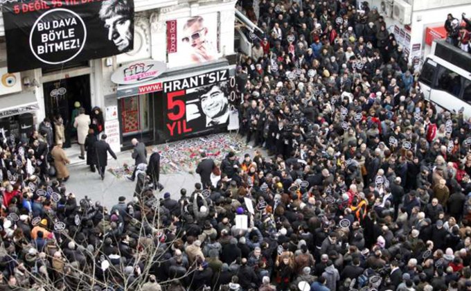 В Стамбуле почтили память убитого журналиста Гранта Динка