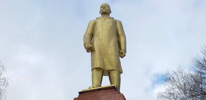 В Ахтырке минувшей ночью установили новый памятник Ленину - Фото