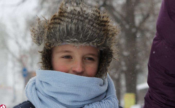 Киев в снегу: транспорт стоит, пешеходы пробираются через сугробы
