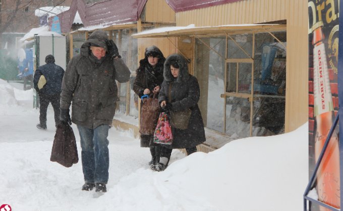 Киев в снегу: транспорт стоит, пешеходы пробираются через сугробы