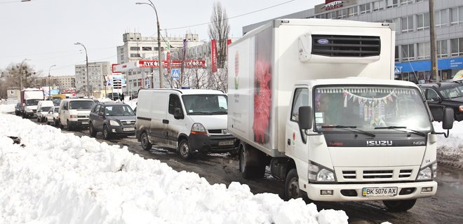 В Киеве серьезные пробки: более 20 ДТП - Фото
