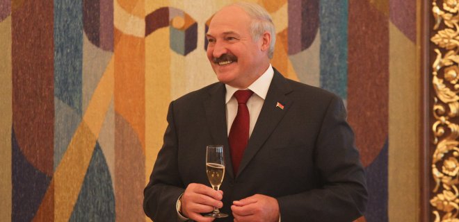 Лукашенко призвал белорусов переходить с водки на вино - Фото
