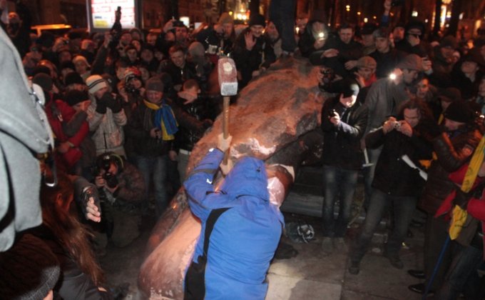 В Киеве разрушили памятник Ленину: фото останков