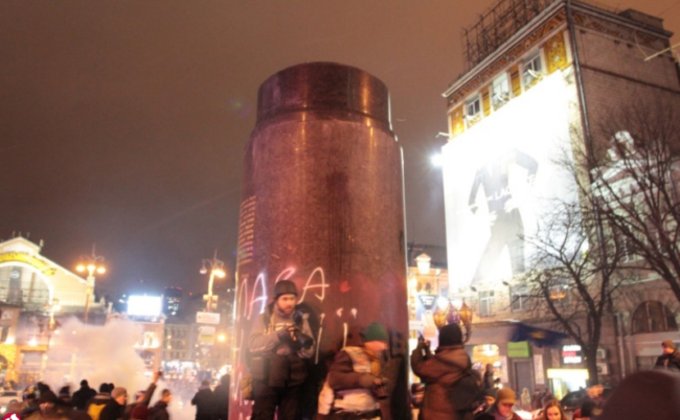 В Киеве разрушили памятник Ленину: фото останков