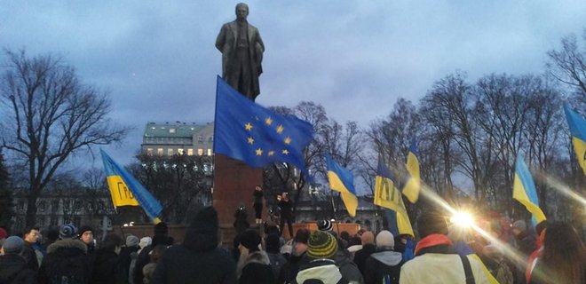 Студенты в центре Киева несут перевернутые портреты Януковича - Фото