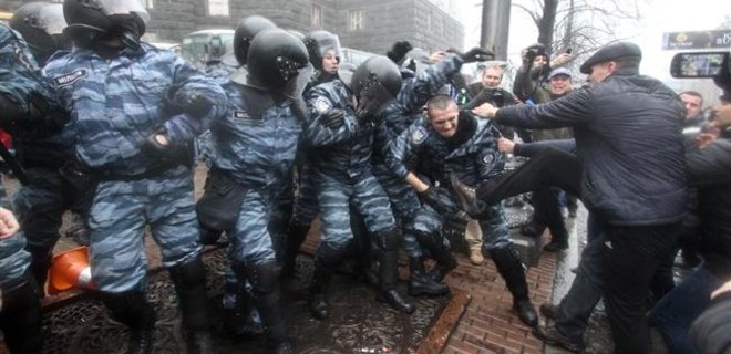 Вступил в силу закон об амнистии участников Евромайдана - Фото