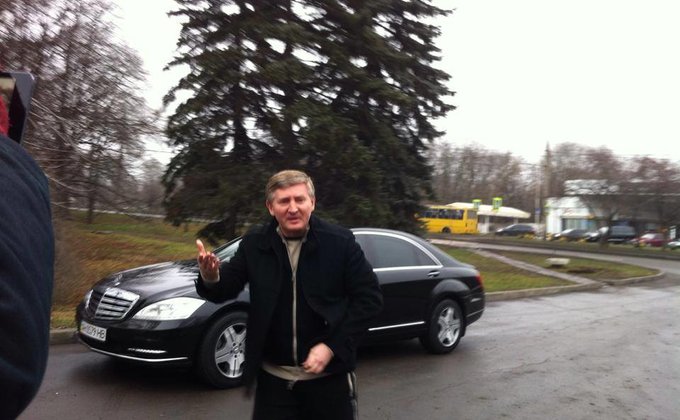 Ахметов в Донецке вышел к пикетирующим его дом активистам: фото