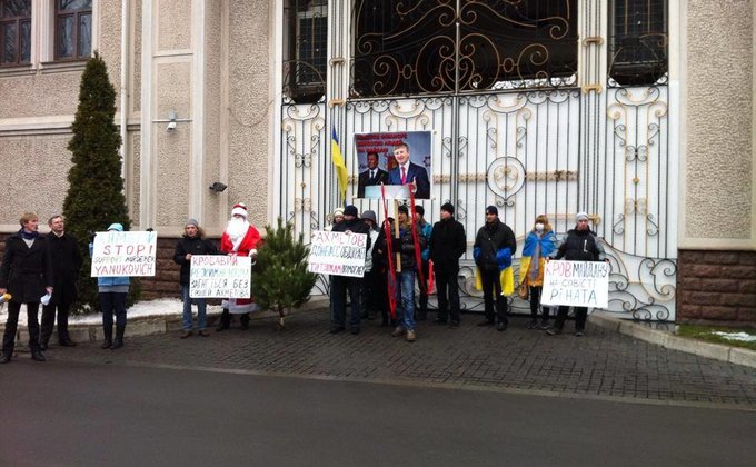 Ахметов в Донецке вышел к пикетирующим его дом активистам: фото
