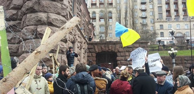 Антимайдановцы пытались пройти на Майдан - Фото