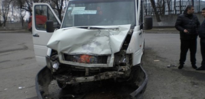 ДТП в Днепропетровске: травмированы 10 пассажиров автобуса - Фото