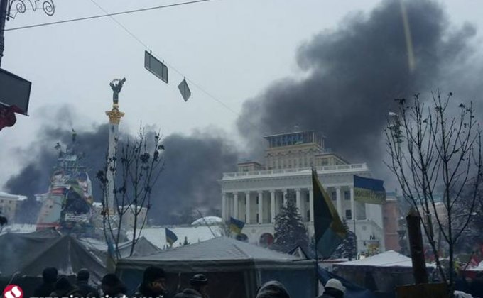 Майдан готовится к атакам "Беркута", площадь в дыму: фото