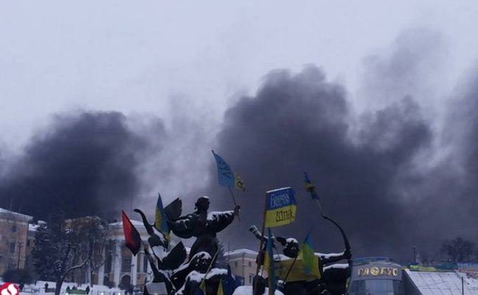 Майдан готовится к атакам "Беркута", площадь в дыму: фото