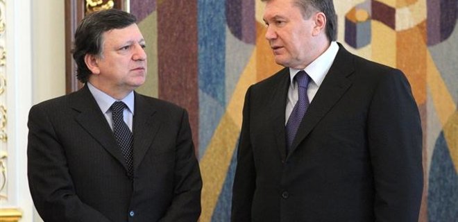 Янукович пообещал Баррозу, что ЧП вводить не будет - Фото