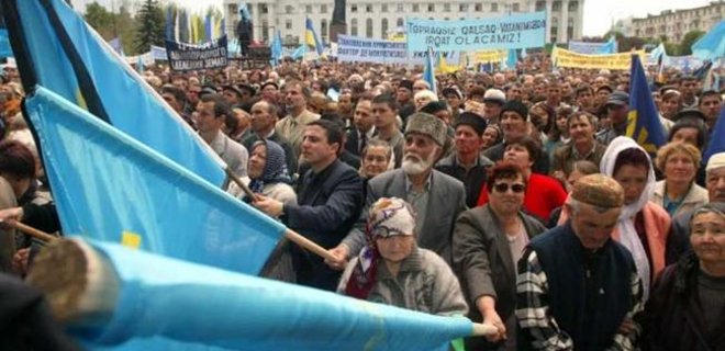 В Симферополе начался митинг крымских татар  - Фото