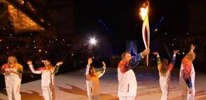 Огонь Олимпиады-2014 зажгли Ирина Роднина и Владислав Третьяк - Фото
