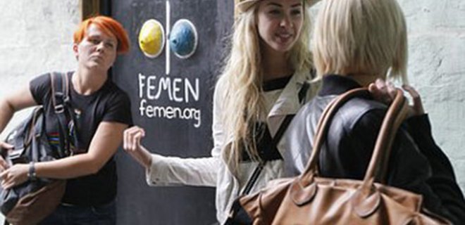 В Париже прошла акция протеста с требованием запретить FEMEN - Фото