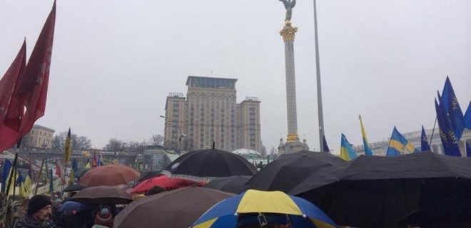 На Майдане протестующие поддержали российский телеканал Дождь - Фото