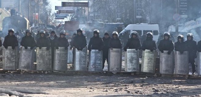 На баррикадах на Грушевского все спокойно, силовики слушают попсу - Фото