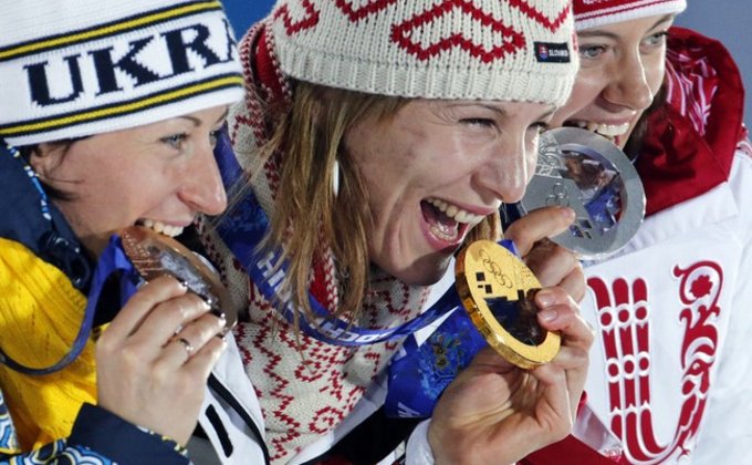 Фото награждения Виты Семеренко на Олимпиаде-2014 в Сочи