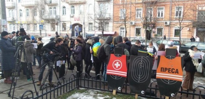 Активисты Майдана пикетируют посольства Германии и Австрии - Фото