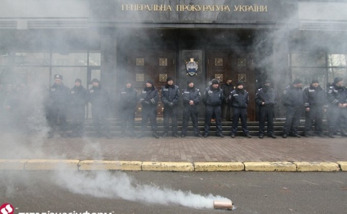 Самооборона Майдана пикетировала ГПУ: фоторепортаж