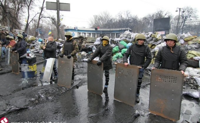 На Грушевского корректируют баррикады, силовики отошли к Кабмину