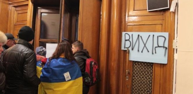 Активисты из КГГА переезжают в здание Октябрьского дворца - Фото