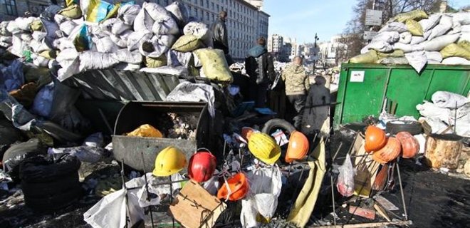 На улице Грушевского расчищают баррикаду, но проезд пока закрыт - Фото