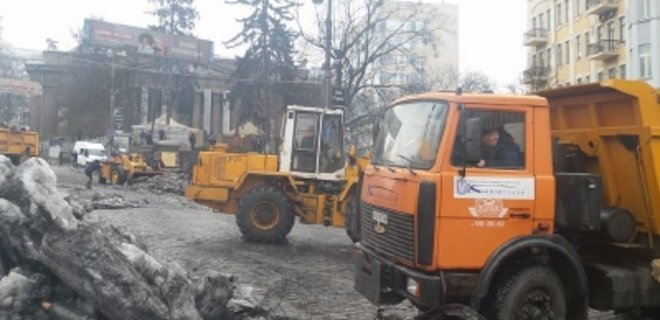 На улице Грушевского убирают сгоревшую технику - Фото