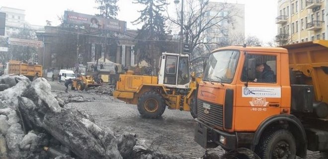 Коммунальщики расчищают Грушевского со стороны силовиков - Фото