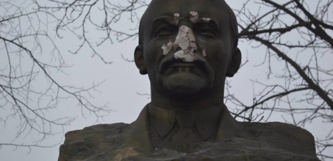 В Полтавской области неизвестные повредили три памятника Ленину - Фото
