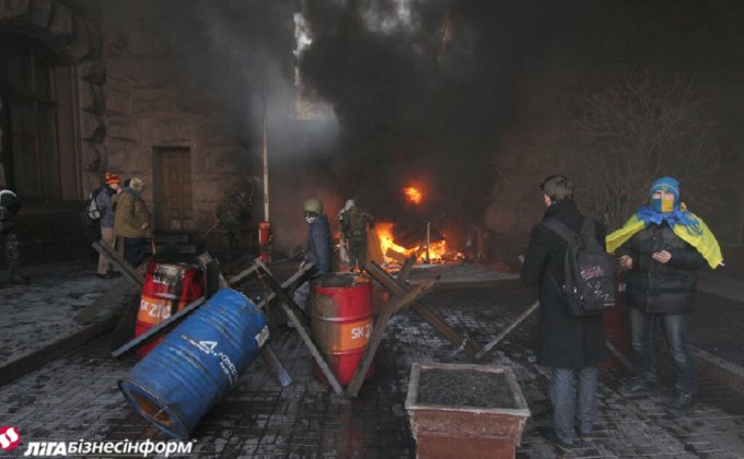 Пламя у ворот Киевской горадминистрации: фоторепортаж