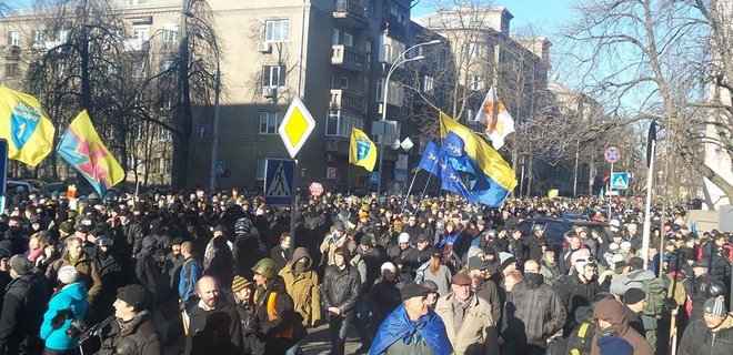 Активисты Майдана пришли к Верховной Раде - Фото