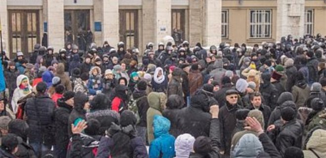 Демонстранты захватили Закарпатскую облгосадминистрацию - Фото