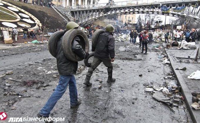 Фото с Майдана: протестующие строят баррикады  