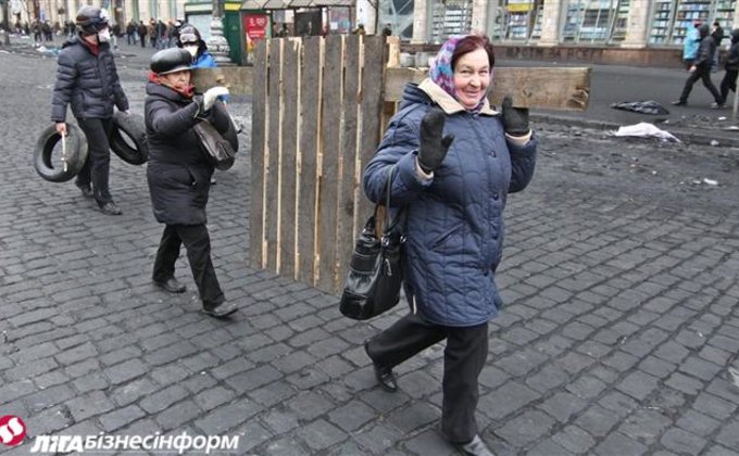 Фото с Майдана: протестующие строят баррикады  