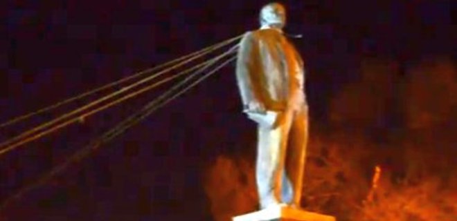 Видео сноса статуй Ленина в Днепропетровске, Полтаве и Чернигове - Фото