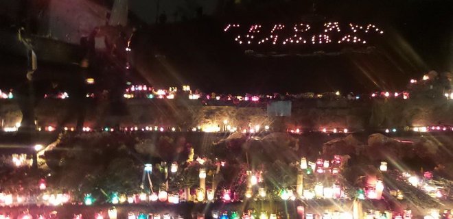 На Майдане в память о погибших зажгли тысячи свечей  - Фото