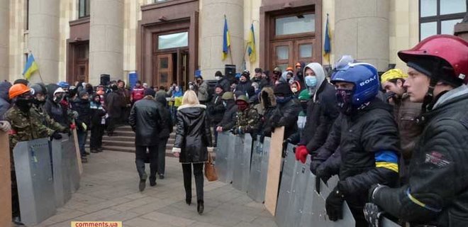 В Харькове на площади Свободы требуют отставки Добкина и Кернеса - Фото