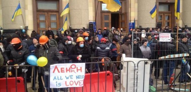 В Харькове здание облгосадминистрации массово покидают чиновники - Фото