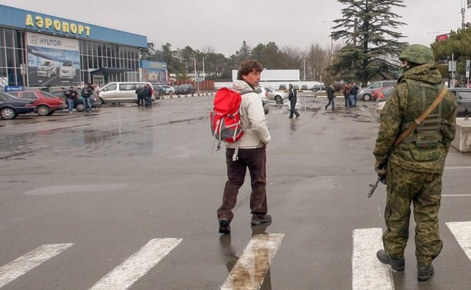 Неизвестный спецназ в аэропорту Симферополя: фото из Крыма