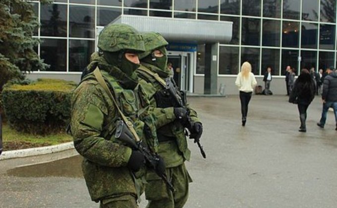 Неизвестный спецназ в аэропорту Симферополя: фото из Крыма