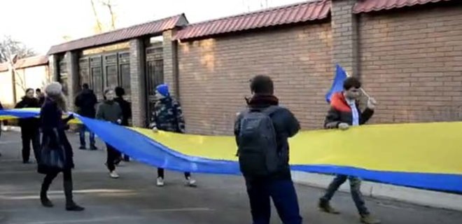 В Луганске активисты Майдана пикетировали дом депутата Ефремова - Фото